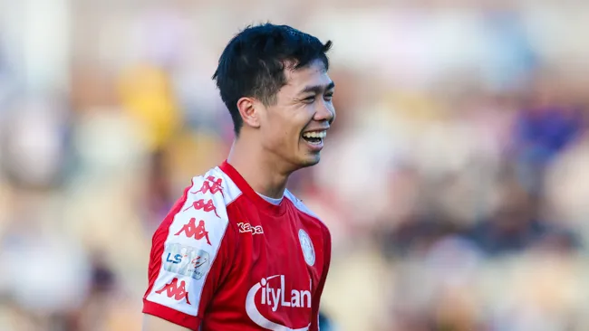 Công Phượng bị đau sau khi toả sáng trong trận đấu với SLNA