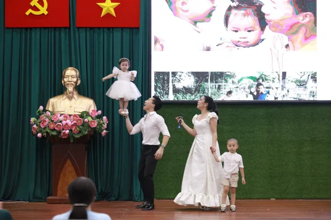 [Clip] - Công chúa nhỏ nhà Quốc Nghiệp – Ngọc Mai dạn dĩ biểu diễn trên sân khấu