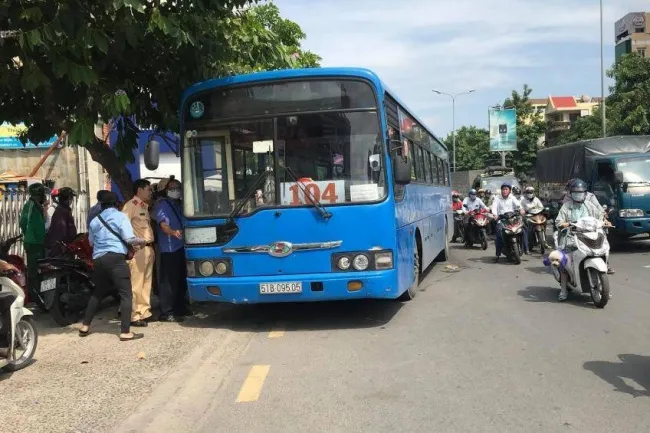 Tin tức tai nạn giao thông hôm nay 26/6/2020: Xe buýt kéo lê xe máy chục mét, 1 phụ nữ nguy kịch 