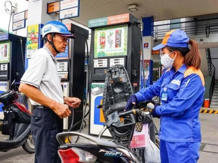 4 lần liên tiếp tăng, giá xăng RON 95 là 14.973 đồng/lít