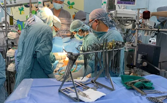 Điều tra vụ bé trai 9 tuổi bị thủng tim, nghi do mẹ ruột đâm