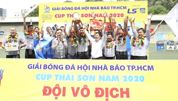 Liên quân VOH-FPT vô địch Giải bóng đá Hội Nhà báo TPHCM 2020