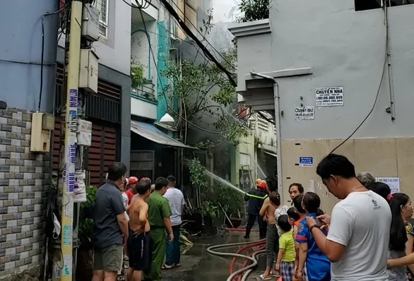 Cháy nhà ở Tân Bình, 4 xe máy bị thiêu rụi