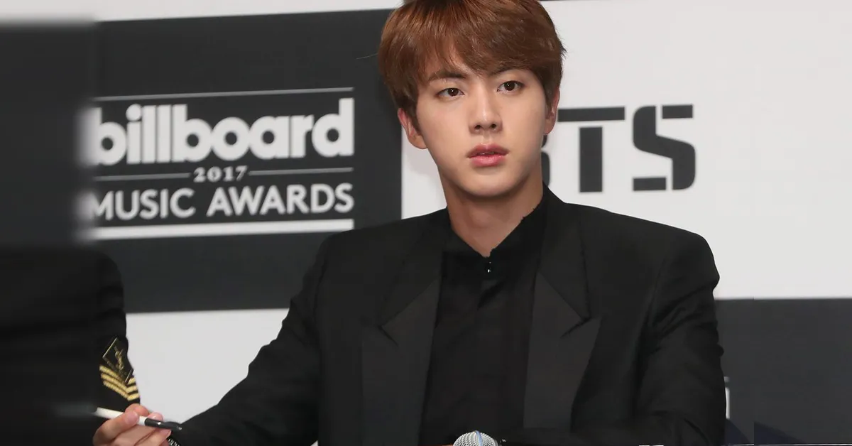 Jin (BTS) đứng TOP 1 cuộc bình chọn idol có ảnh nhà báo chụp giống như tranh vẽ