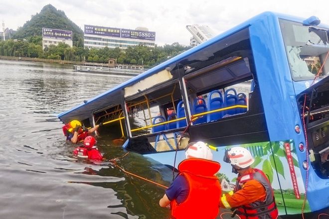 Trung Quốc: Xe bus chở học sinh lao xuống hồ, gần 40 người thương vong