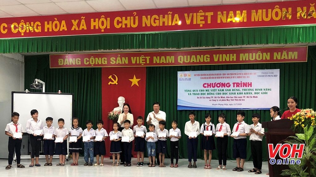 Trao tặng học bổng cho học sinh có hoàn cảnh khó khăn tại tỉnh Hậu Giang