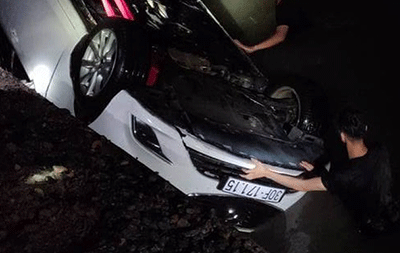 Chiếc ô tô lao xuống biển trong đêm mưa, 4 người nguy kịch