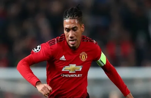 MU sắp bán đứt Chris Smalling