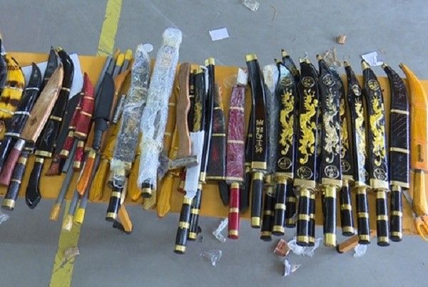 Phát hiện 53 hung khí chuyển qua đường bưu điện