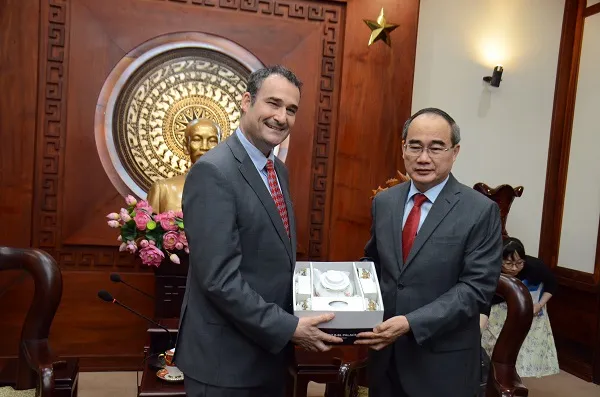 Bí thư Thành ủy TPHCM Nguyễn Thiện Nhân tiếp Tổng lãnh sự Canada chào từ biệt