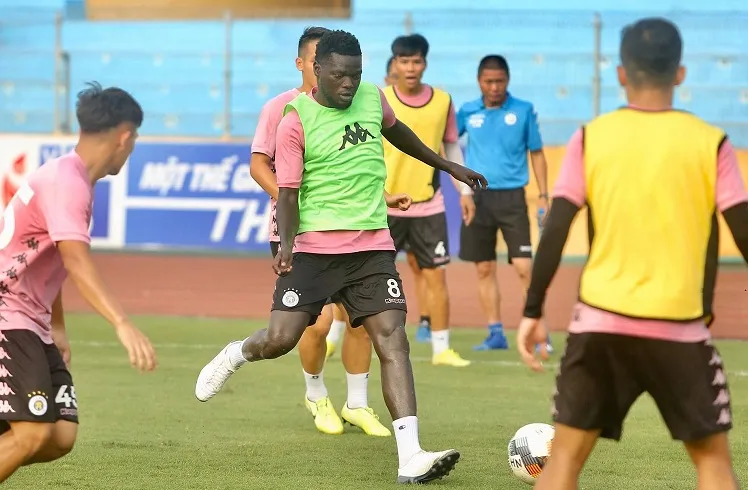 Ngoại binh Hà Nội không “ngán” pháo sáng của CĐV Hải Phòng