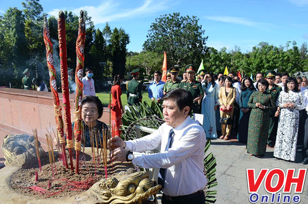 Lãnh đạo TPHCM viếng Anh hùng liệt sĩ tại Nghĩa trang Hàng Dương