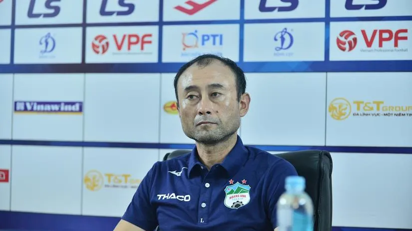 HLV Lee Tae Hoon xúc động trước sự chuyên nghiệp của Văn Thanh