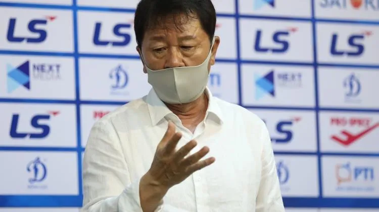 HLV Chung Hae Soung không đổ cho trọng tài sau trận thua Hà Nội