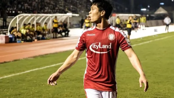 Công Phượng bực tức đuổi theo trọng tài đòi penalty