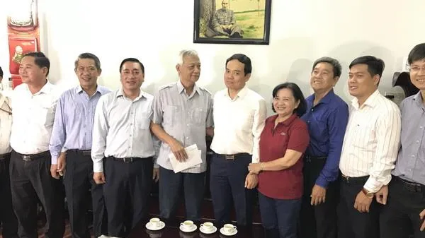 Phó Bí thư Thường trực Thành ủy Trần Lưu Quang thăm, tặng quà cho các gia đình chính sách ở Quận 3