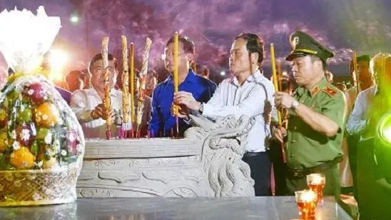 Lãnh đạo TPHCM cùng 2.000 đoàn viên thanh niên thắp nến tri ân các anh hùng liệt sĩ