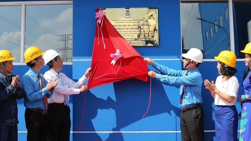 Gắn biển công trình “Tăng cường công suất Máy biến áp 110kV thứ 3, Trạm biến áp 220/110kV Bình Tân’’