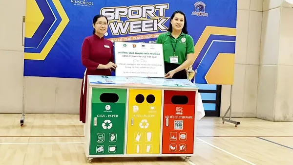 Học sinh tiểu học phân loại rác tại trường