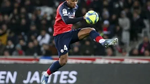 MU sang Pháp tìm người đá cặp với Harry Maguire