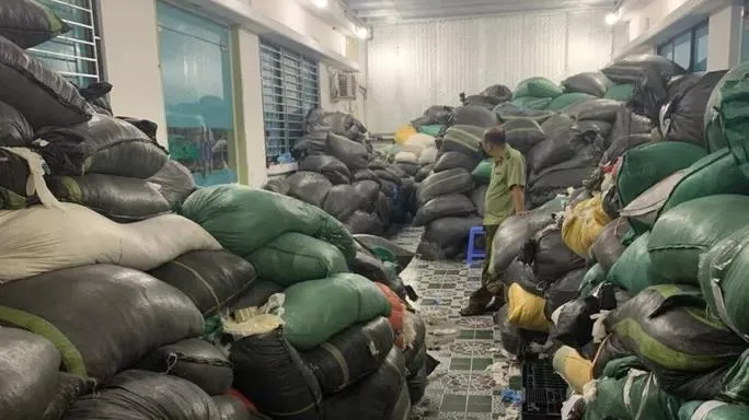Hà Nội: Phát hiện hàng chục tấn găng tay cao su đã qua sử dụng đang chờ tái chế
