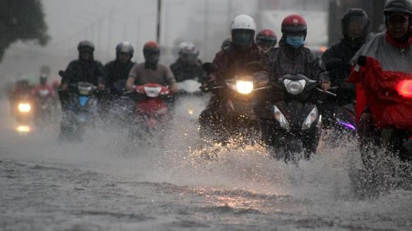 Dự báo thời tiết hôm nay 07/08/2020: 3 miền tiếp tục mưa, Biển Đông có một vùng áp thấp