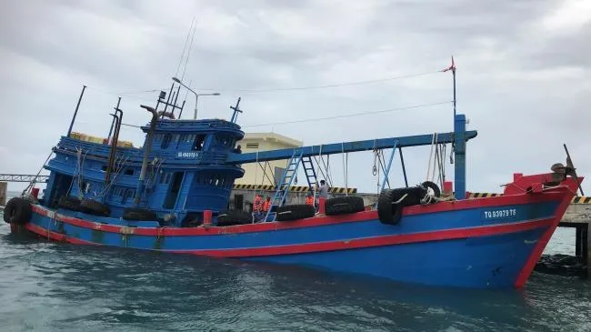 Tạm giữ tàu chở 100 ngàn lít dầu DO trái phép