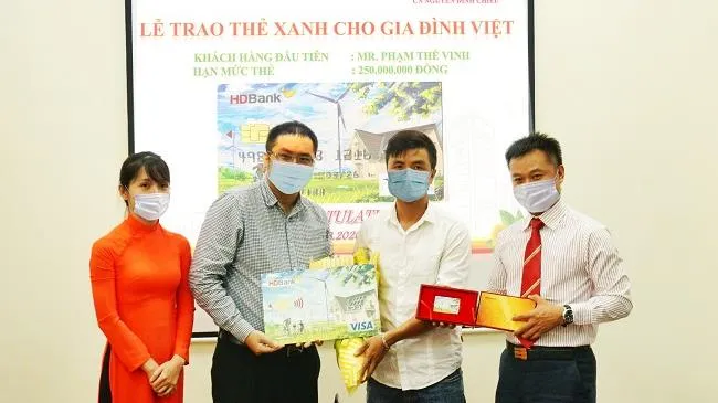 HDBank trao “Thẻ Xanh cho gia đình Việt” cho khách hàng đầu tiên