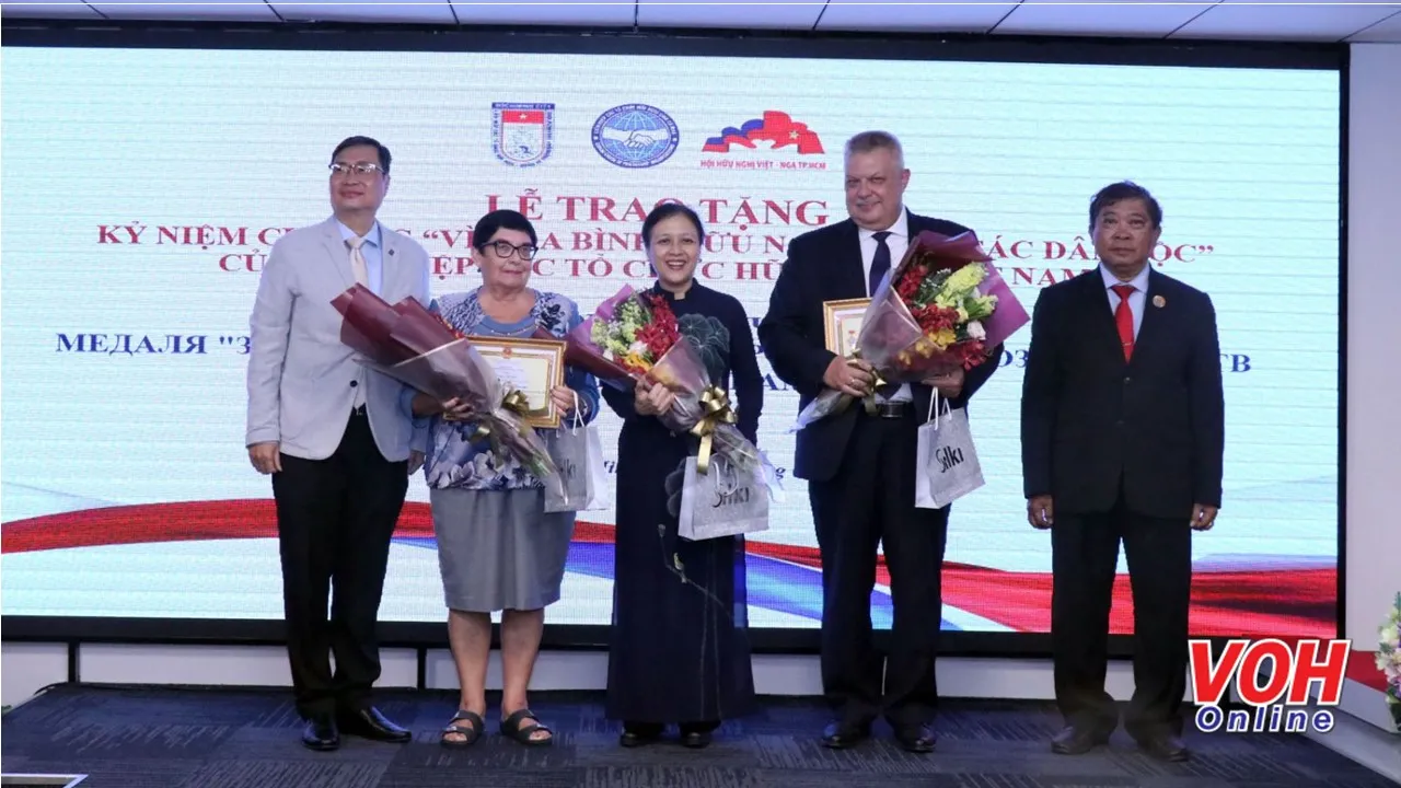 Tặng Kỷ niệm chương “Vì hòa bình, hữu nghị giữa các dân tộc”