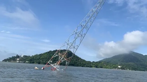 Trụ điện cao thế vượt biển bị nghiêng làm đảo Hòn Tre mất điện