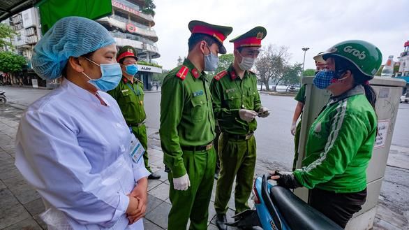 Người dân Hà Nội được yêu cầu không ra đường khi không cần thiết