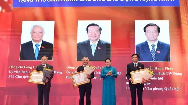 Chủ tịch Quốc hội dự lễ trao huân chương cho lãnh đạo Quốc hội