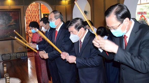 Lãnh đạo TPHCM dâng hương, dâng hoa tưởng niệm Chủ tịch Tôn Đức Thắng