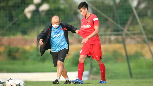 HLV Park Hang Seo kéo cầu thủ U22 Việt Nam ra dạy cách thoát người