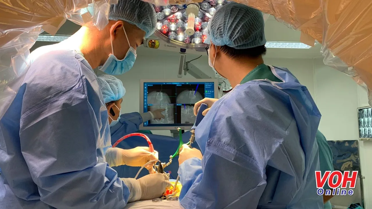 Phẫu thuật cột sống có hỗ trợ của hệ thống máy định vị dẫn đường
