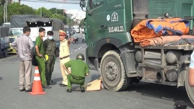 Tin tức tai nạn giao thông hôm nay 22/08/2020: Container kéo lê xe máy, 1 người tử vong 