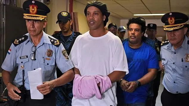 Ronaldinho được trả tự do