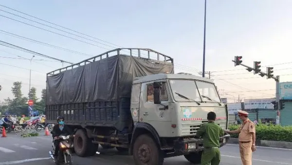 Tin tức tai nạn giao thông hôm nay 31/08/2020: Băng qua ngã tư, đôi nam nữ va chạm xe tải