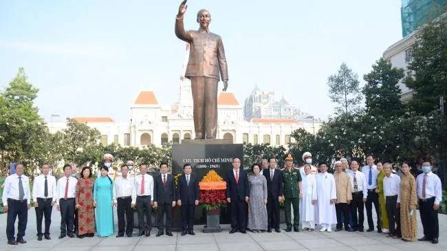 Đoàn lãnh đạo TPHCM dâng hương, dâng hoa Chủ tịch Hồ Chí Minh và Chủ tịch Tôn Đức Thắng