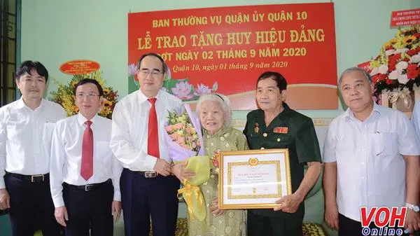 Bí thư Thành ủy TPHCM trao Huy hiệu 75 năm tuổi Đảng cho Đảng viên thuộc Đảng bộ phường 14, quận 10