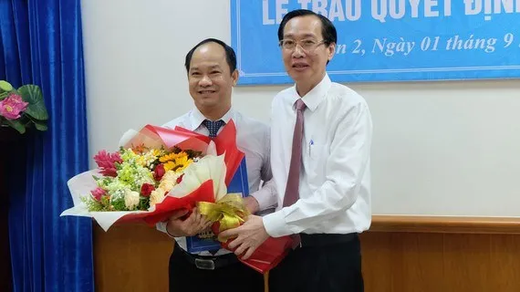 Trao quyết định Chủ tịch UBND quận 2 và Chánh Văn phòng Thành ủy TPHCM