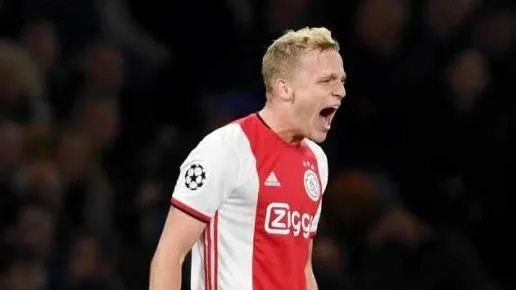 Bố Van de Beek vui mừng khi con trai tới MU