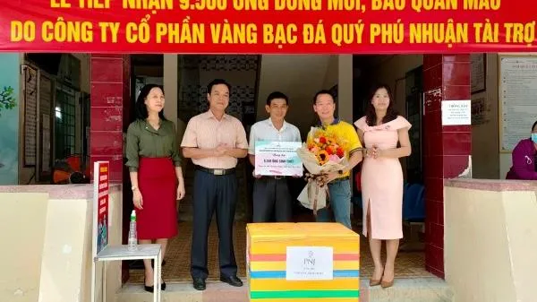 PNJ ủng hộ 9500 ống sinh thiết xét nghiệm Covid-19 cho CDC Quảng Ngãi