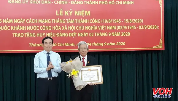 Phó Bí thư Thành ủy TPHCM Trần Lưu Quang trao huy hiệu 60 năm tuổi đảng cho đồng chí Lê Tâm Dũng