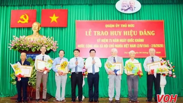 Thủ Đức, Quận 9 trao Huy hiệu Đảng cho đảng viên đợt 02/09/2020