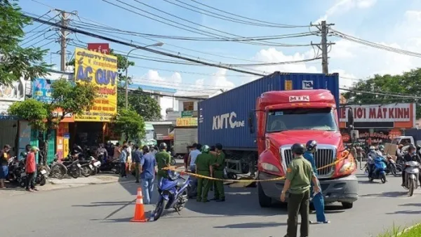 Tin tức tai nạn giao thông hôm nay 05/09/2020: Va chạm với container, 2 cô gái tử vong thương tâm