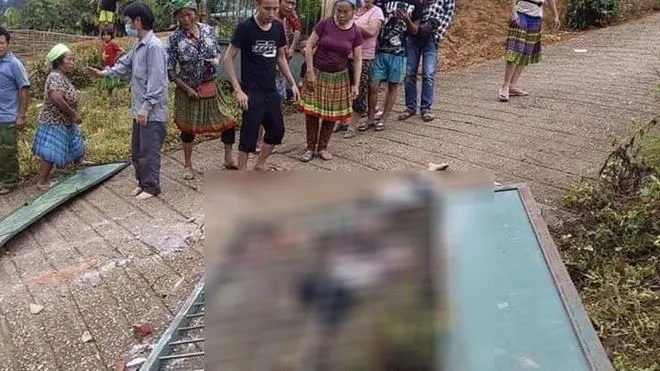 Cổng trường sập, đè chết ba học sinh tại Lào Cai