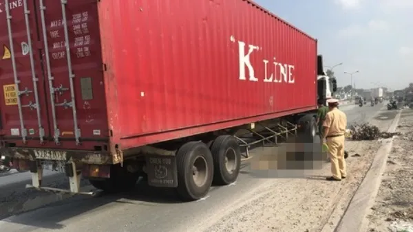 Tin tức tai nạn giao thông hôm nay 8/9/2020: Xe container lấn làn xe máy cán chết người