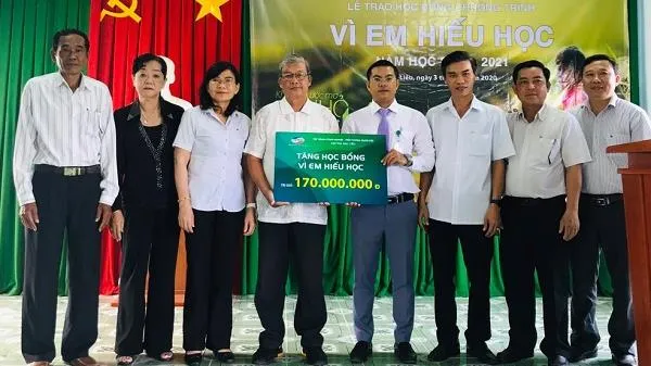 Tặng 24.300 suất học bổng, trị giá hơn 24 tỷ đồng cho học sinh nghèo hiếu học