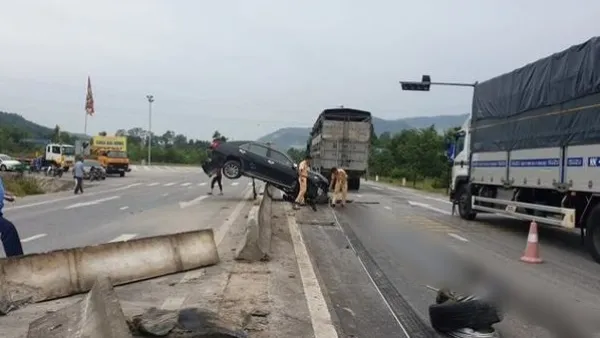 Tin tức tai nạn giao thông hôm nay 9/9/2020: Tránh đàn bò, ‘xế hộp’ Camry tông nát dải phân cách